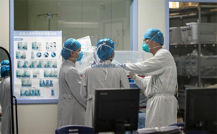 穿上三級(jí)防護(hù)服、口罩 會(huì)診